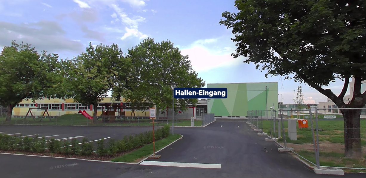 Frontansicht der Halle mit markiertem Hallen-Eingang
